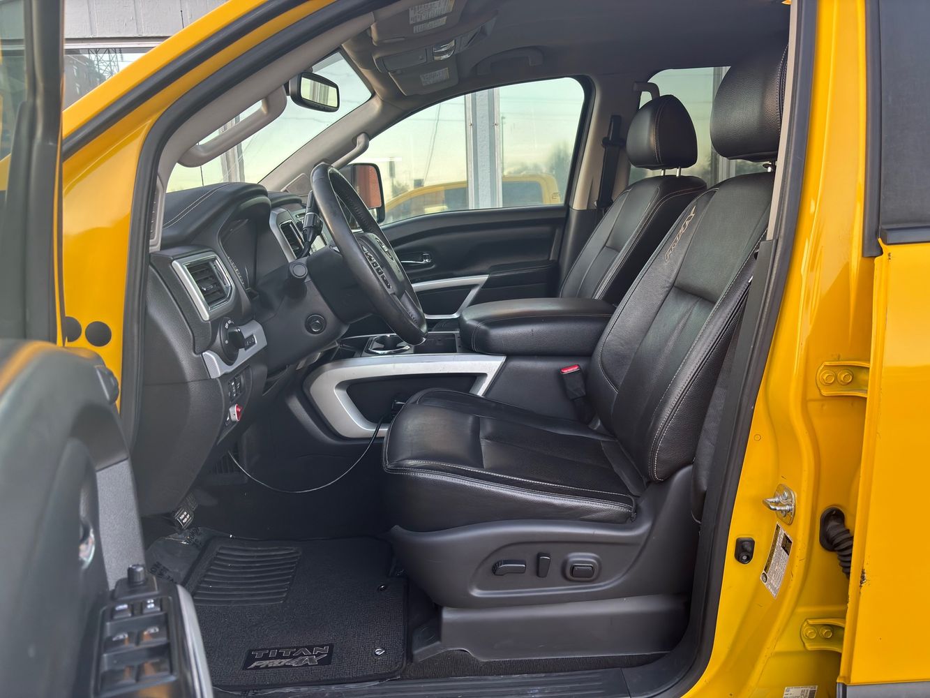 2016 Nissan Titan PRO-4X photo 14