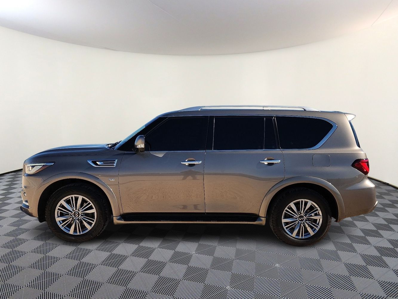 2019 Infiniti QX80 Luxe photo 2