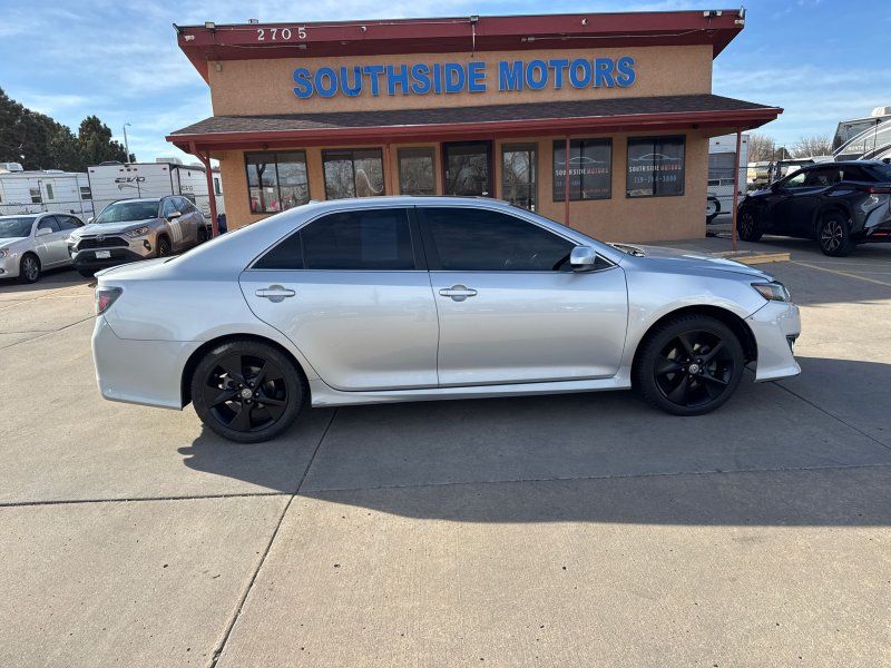 2014 Toyota Camry SE V6 photo 2