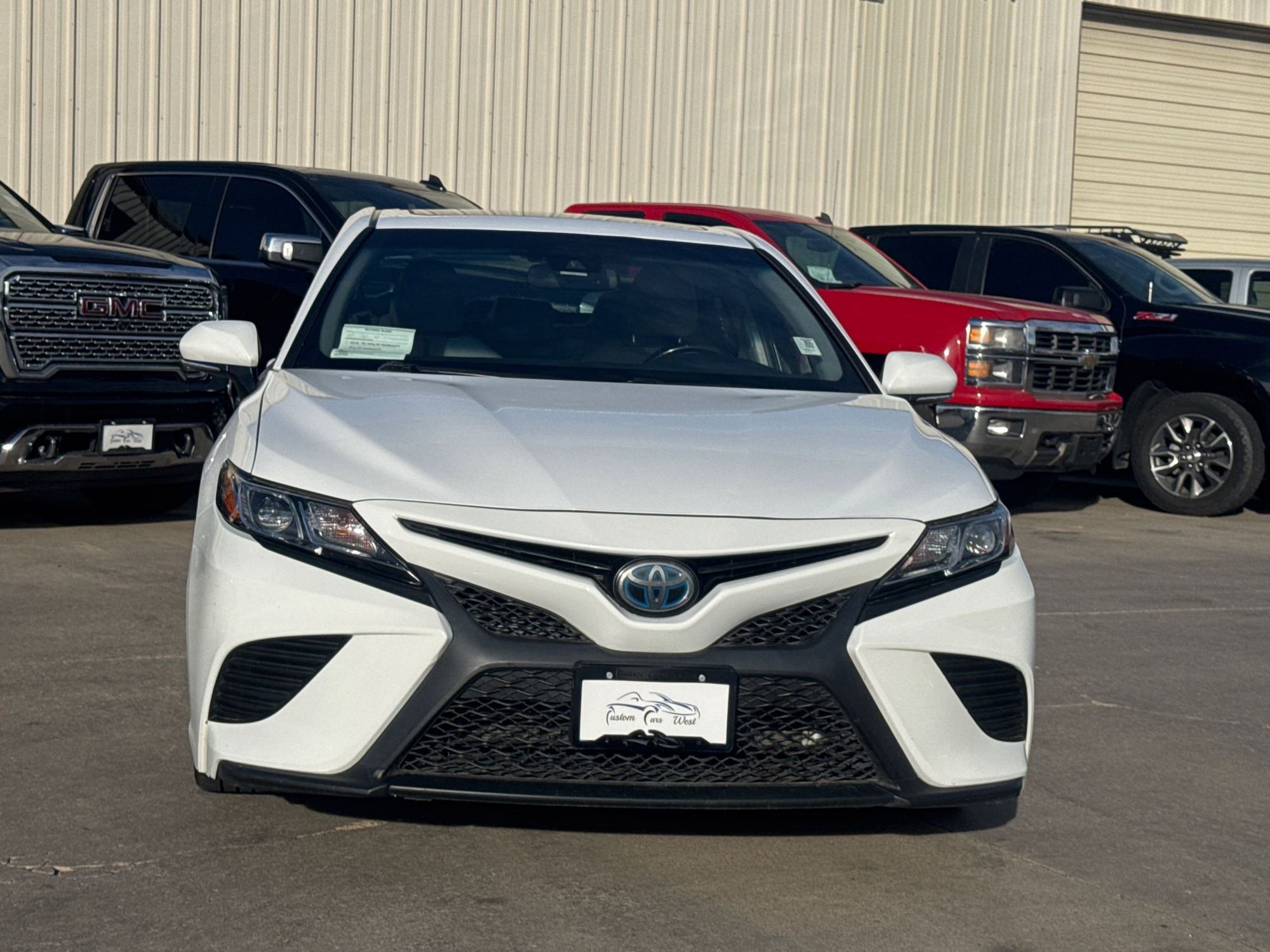 2018 Toyota Camry SE XLE Hybrid photo 2