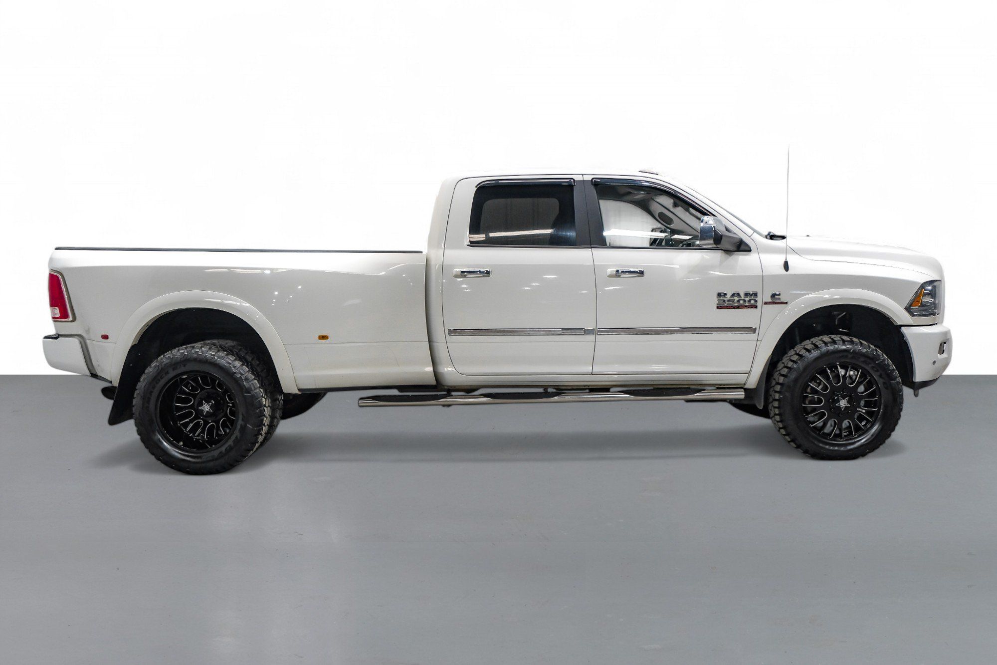2018 Ram 3500 Laramie photo 3