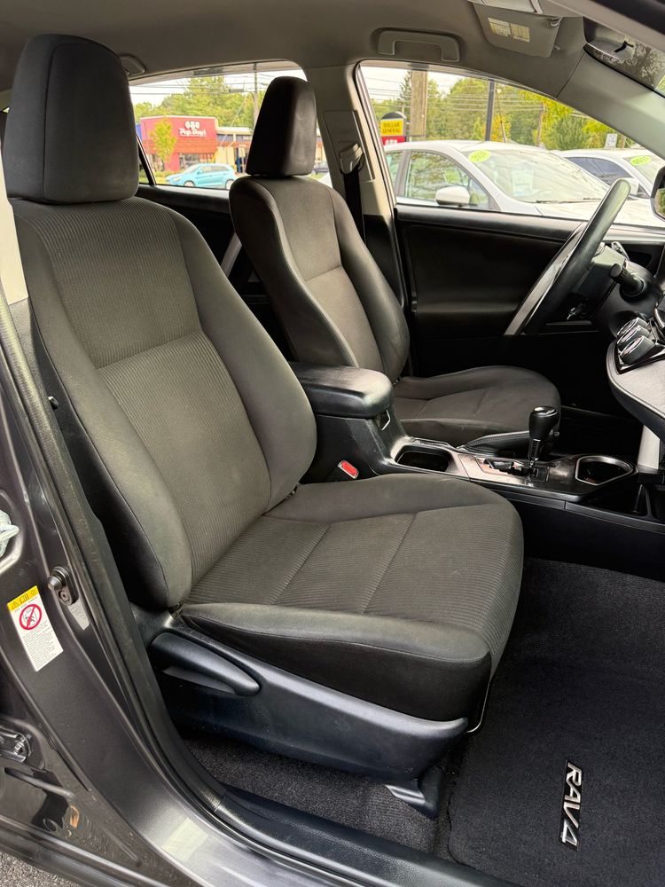 2016 Toyota RAV4 LE photo 12