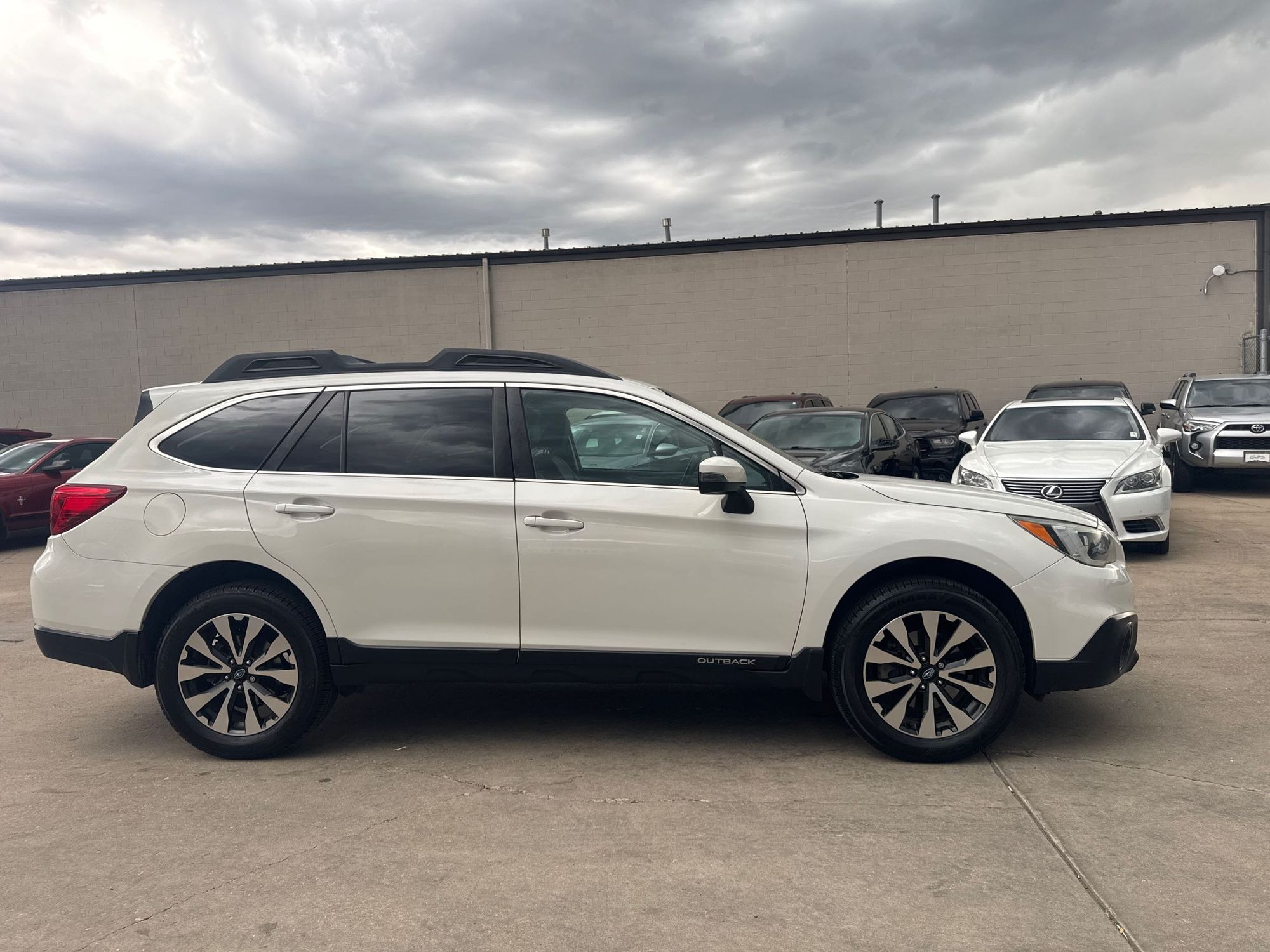 2017 Subaru Outback 2.5i Limited photo 3