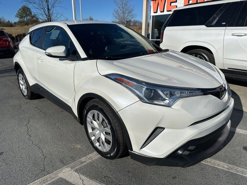 2019 Toyota C-HR LE's photo