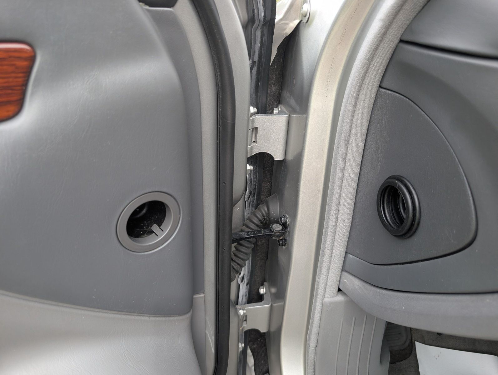 2005 Cadillac DeVille 101