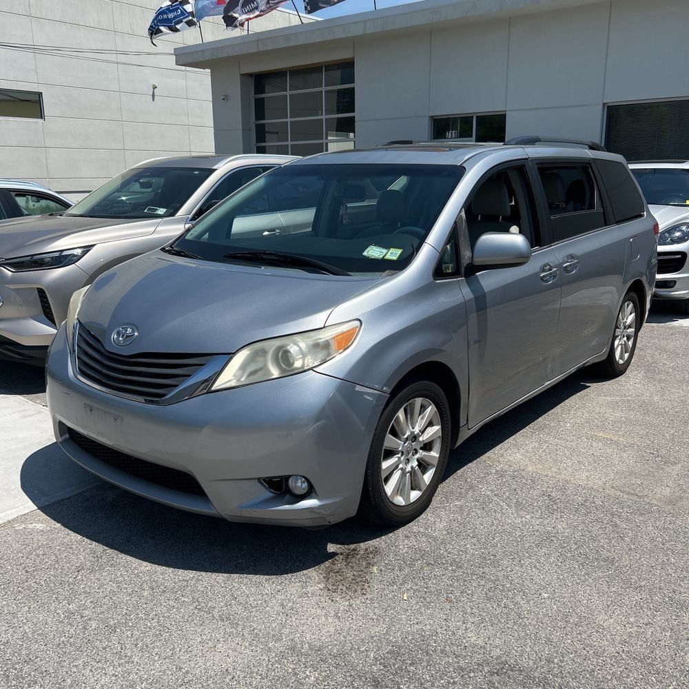 2013 Toyota Sienna Limited V6 AWD 7-Passenger's photo