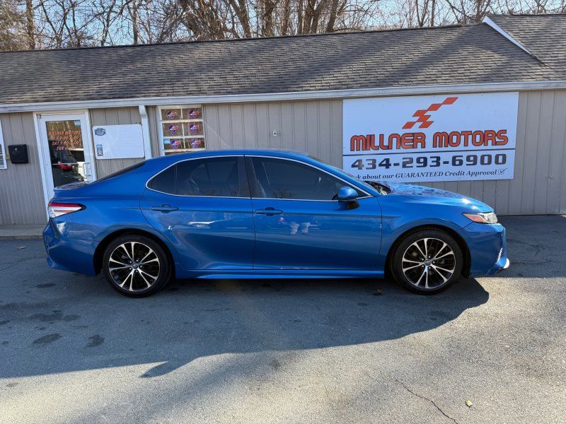 2018 Toyota Camry SE's photo