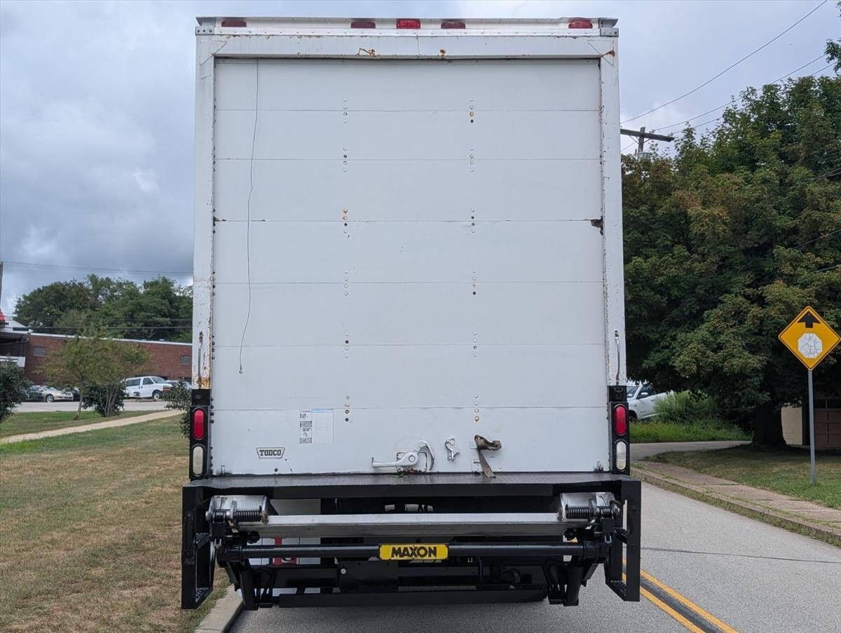 2007 Peterbilt 335 10