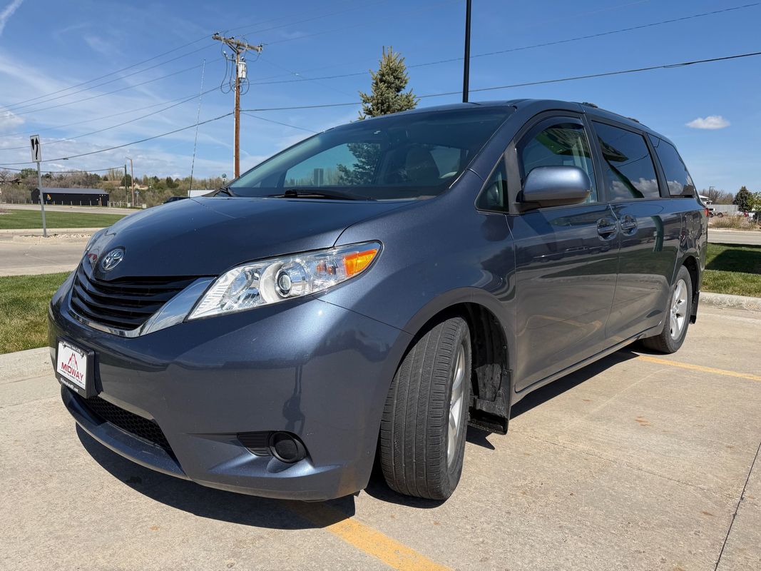 2014 Toyota Sienna LE V6 8-Passenger's photo