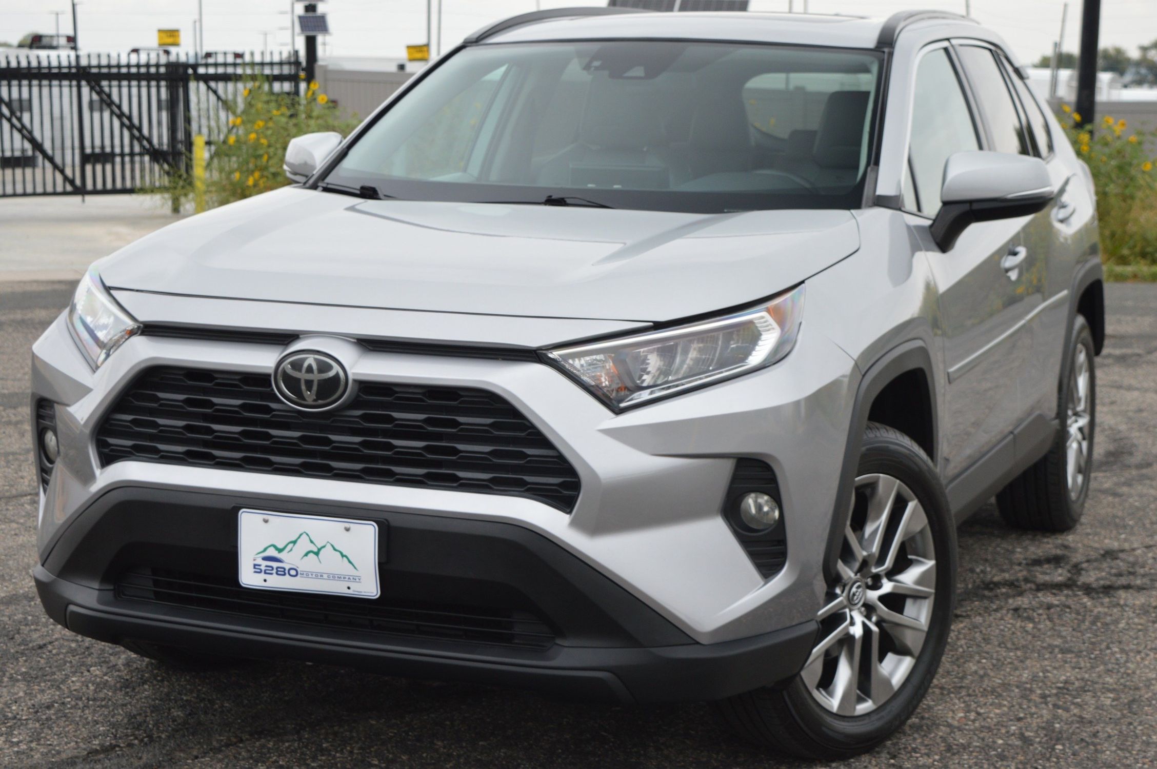 2019 Toyota RAV4 XLE Premium photo 4