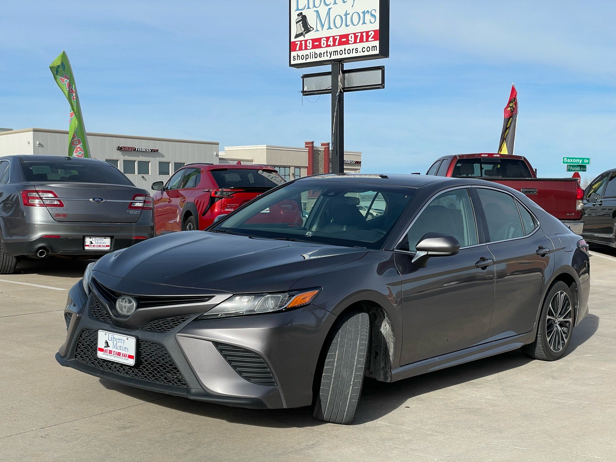 2019 Toyota Camry SE's photo