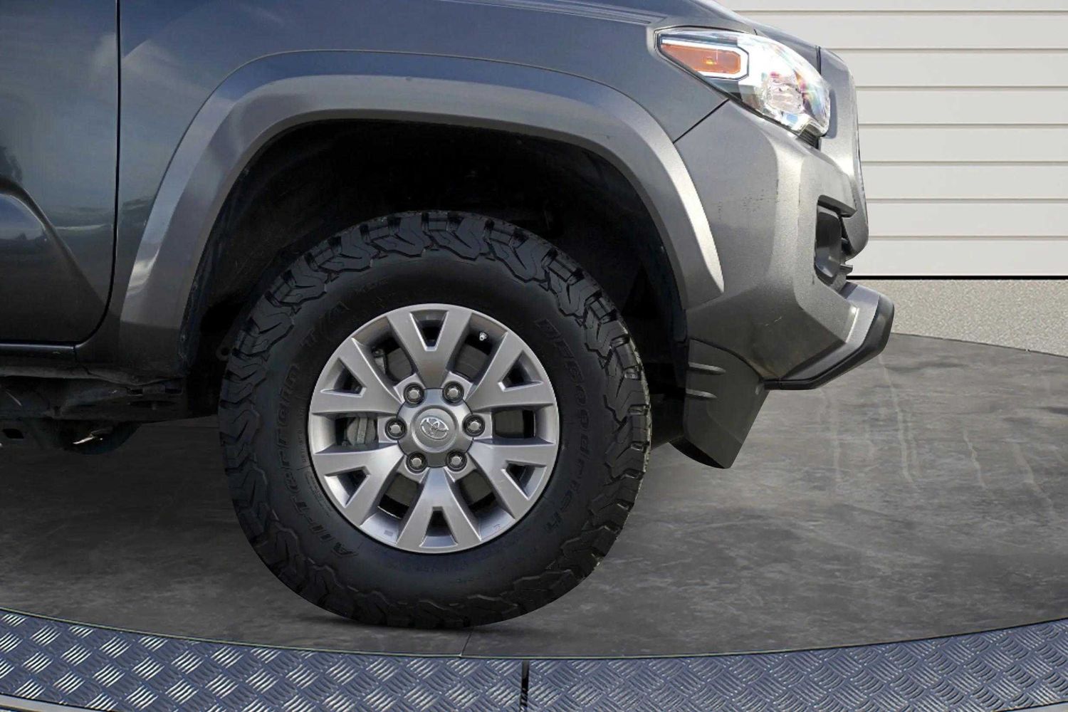 2018 Toyota Tacoma SR5 photo 9