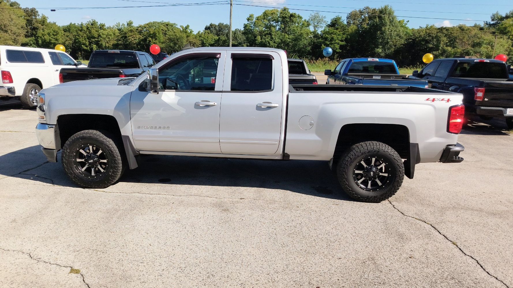 2016 Chevrolet Silverado 1500 LT photo 2