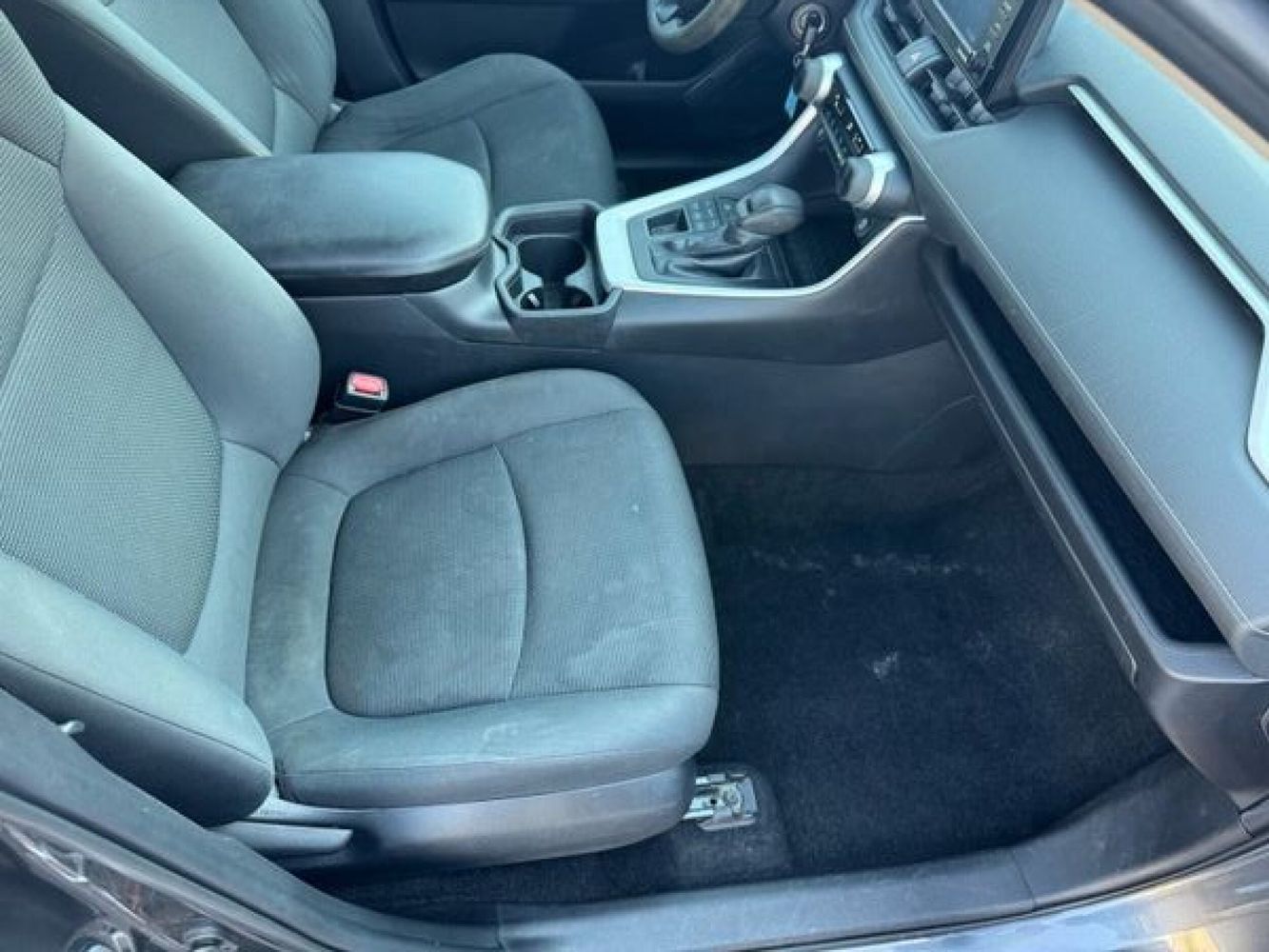 2021 Toyota RAV4 LE photo 19