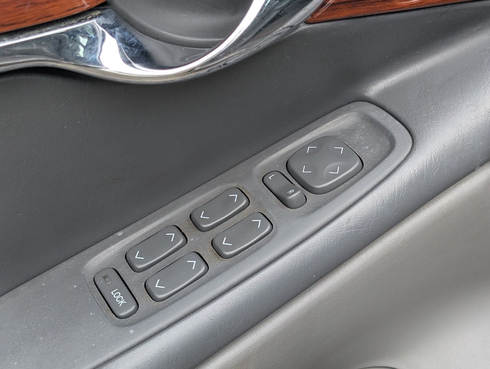 2005 Cadillac DeVille 86