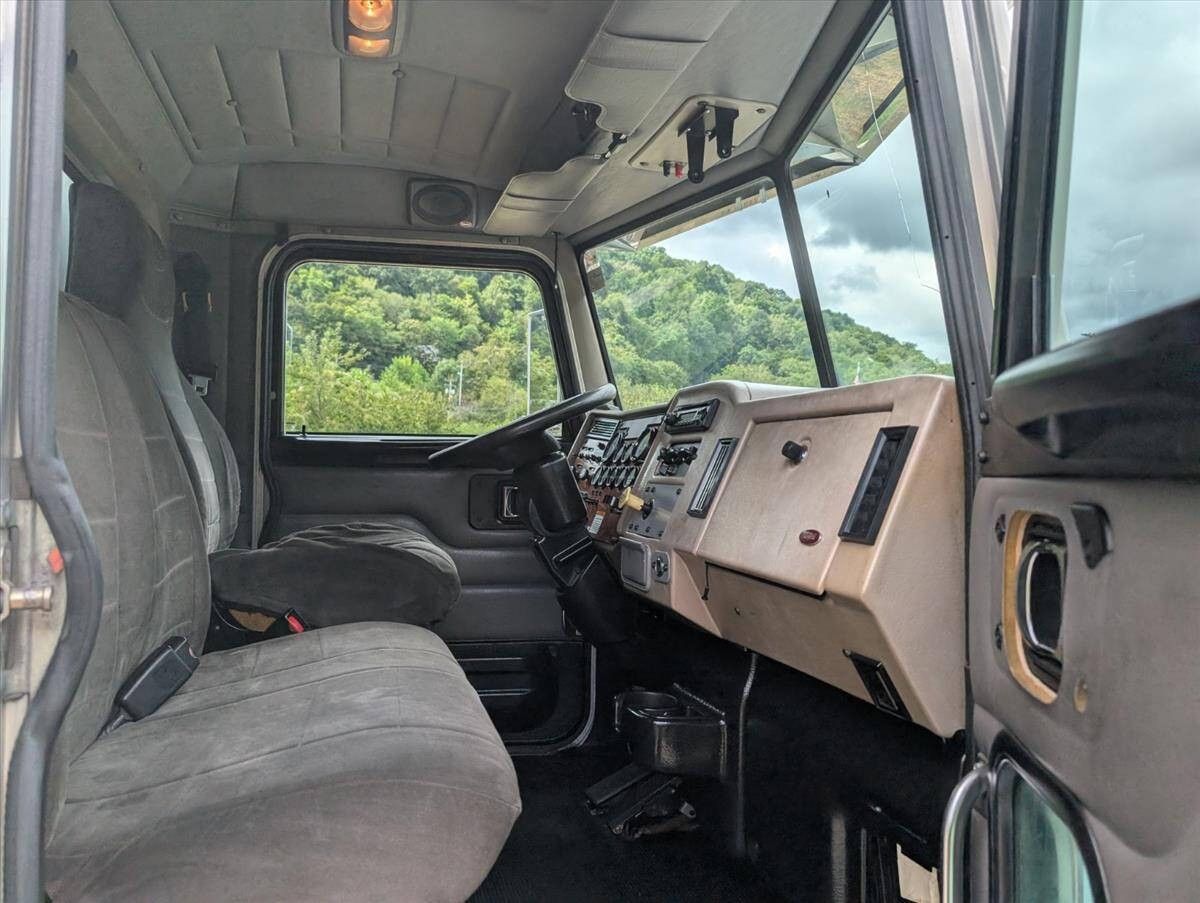 2007 Peterbilt 335 37