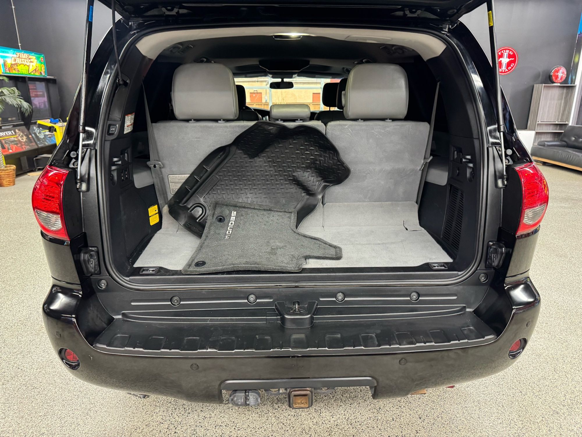 2017 Toyota Sequoia Platinum photo 17