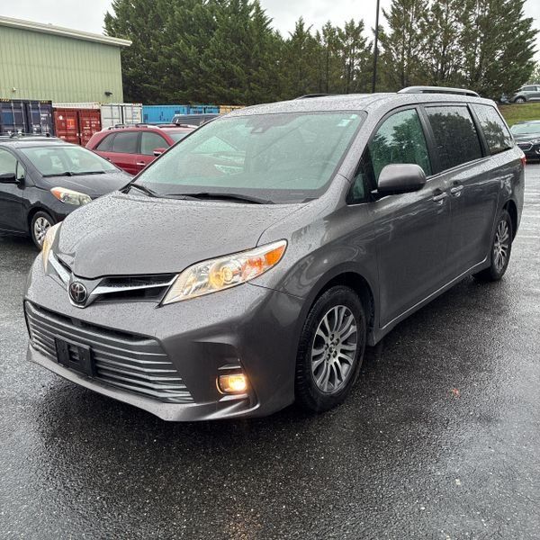 2018 Toyota Sienna XLE V6 8-Passenger's photo