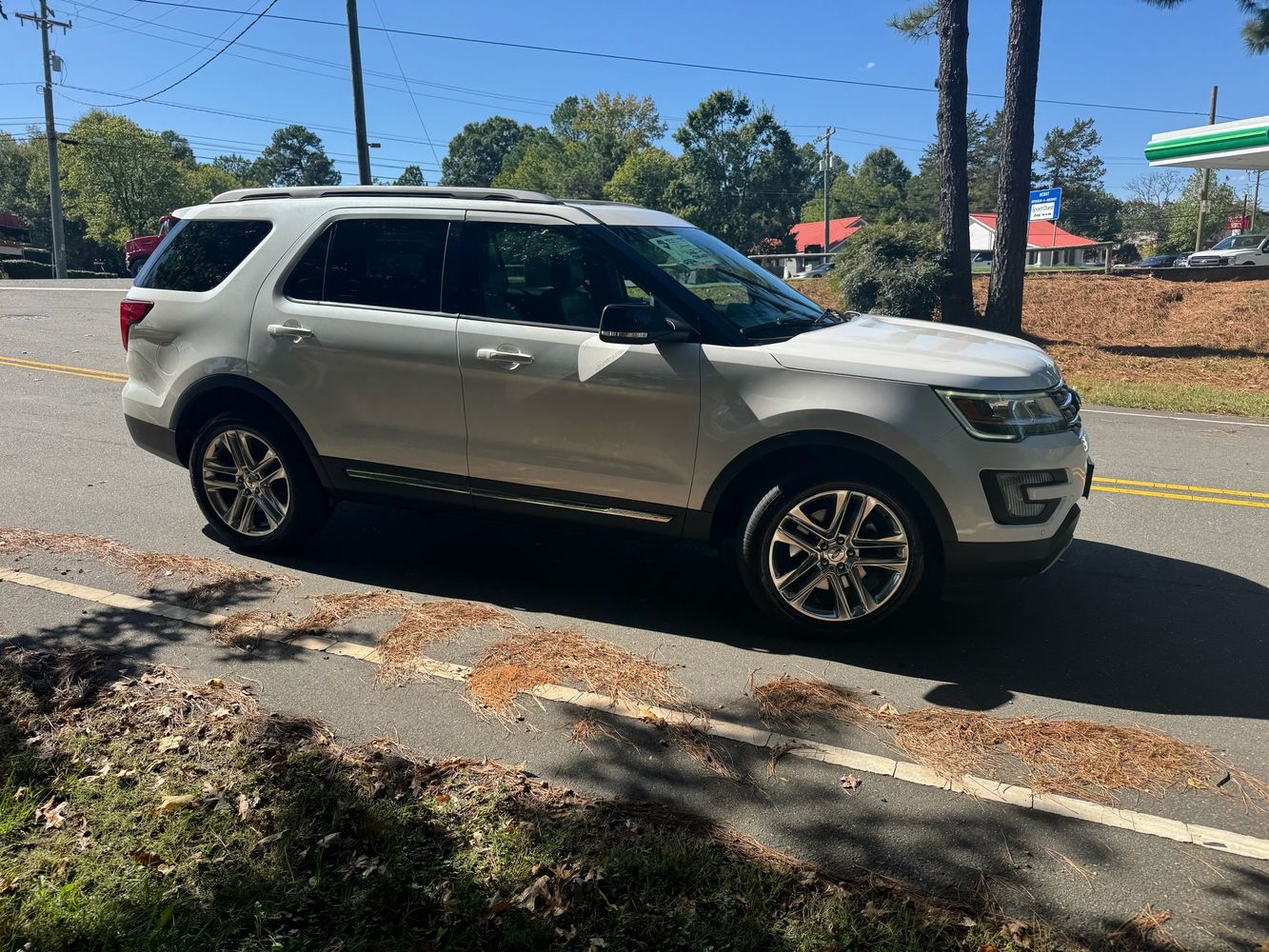 2017 Ford Explorer XLT photo 2