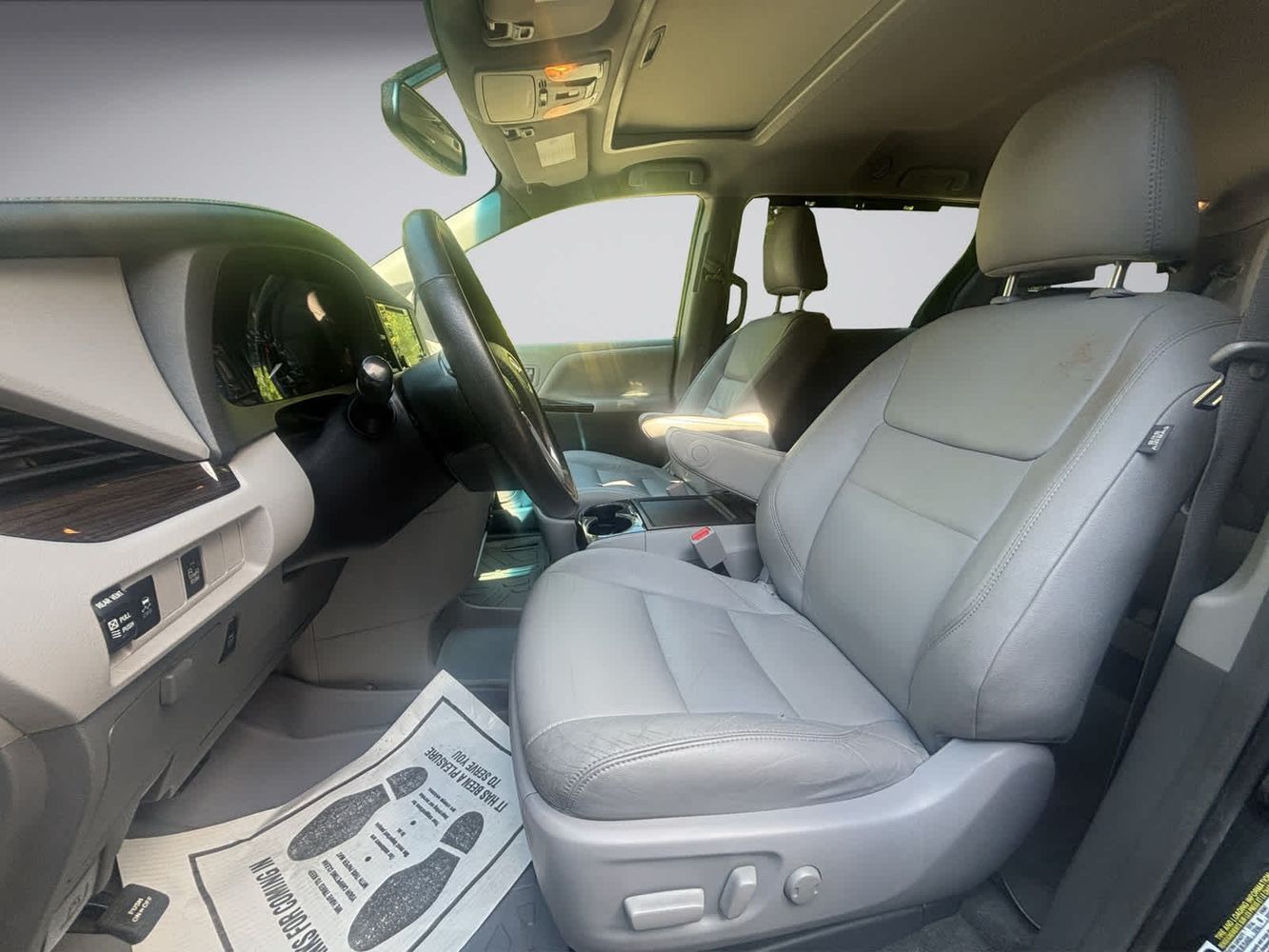 2017 Toyota Sienna XLE Premium photo 9