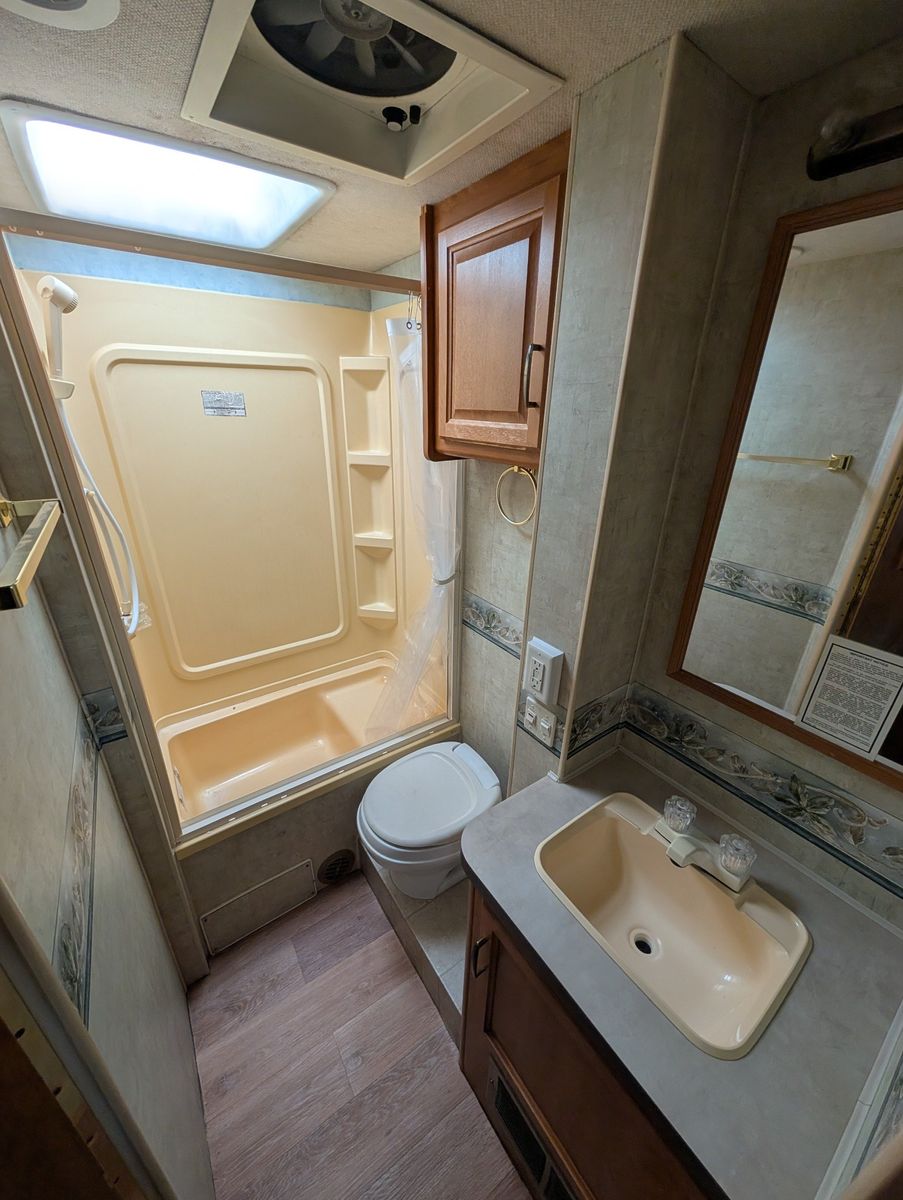 2004 Ford E-Series Chassis 96