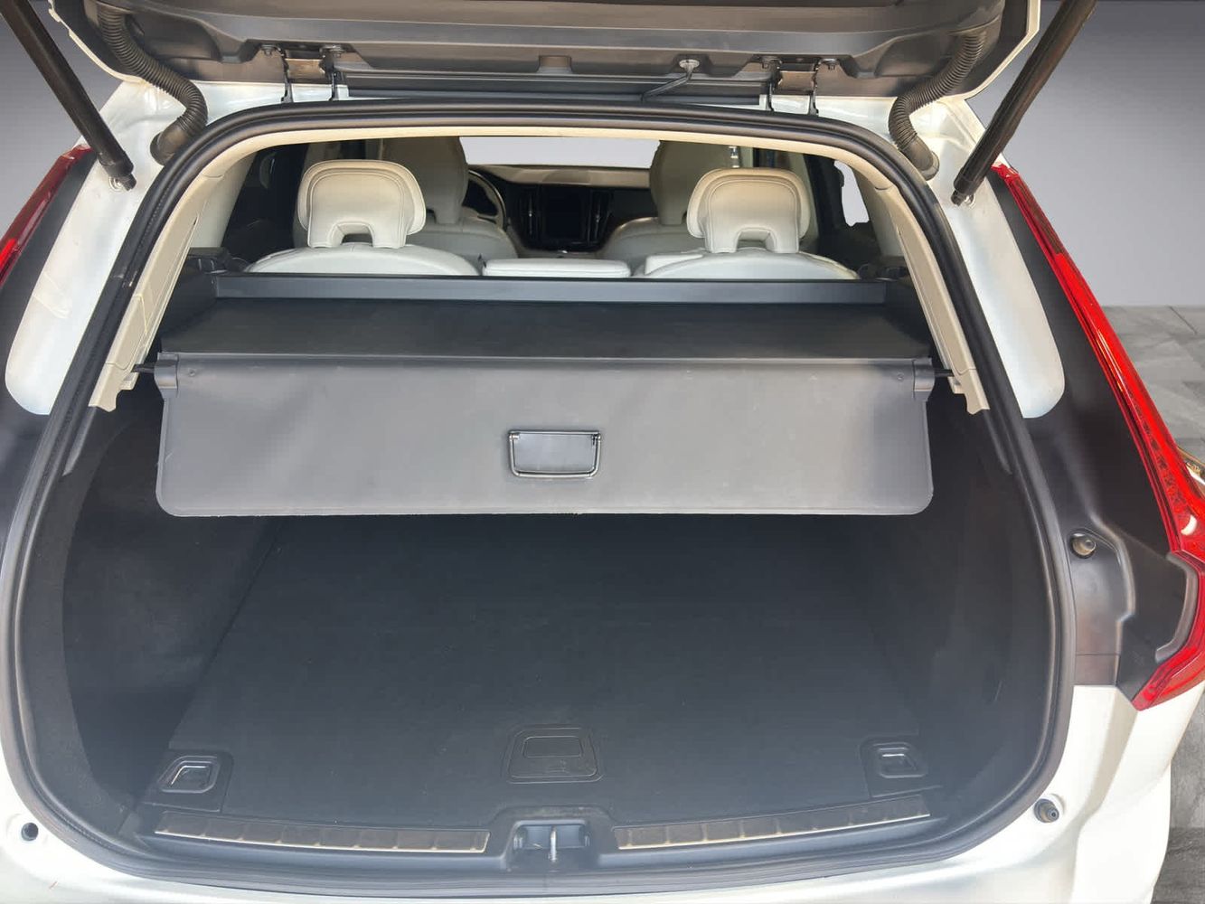 2022 Volvo XC60 B5 Momentum photo 21