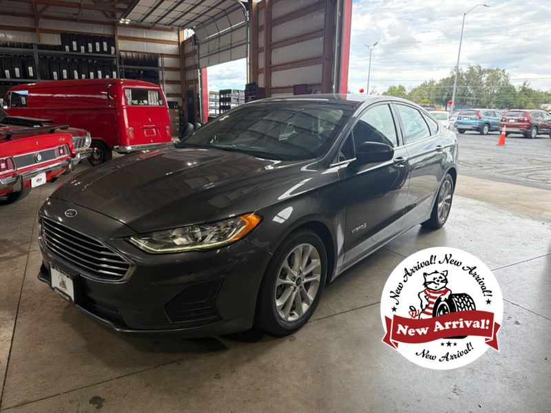 Gray 2019 Ford Fusion Hybrid Sedan Front-Wheel Drive Continuously Variable Transmission