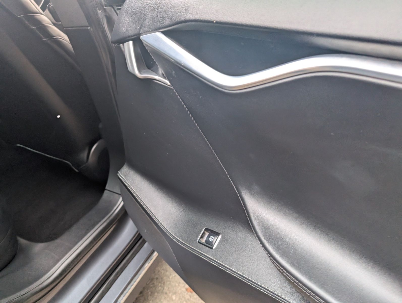 2014 Tesla Model S 52