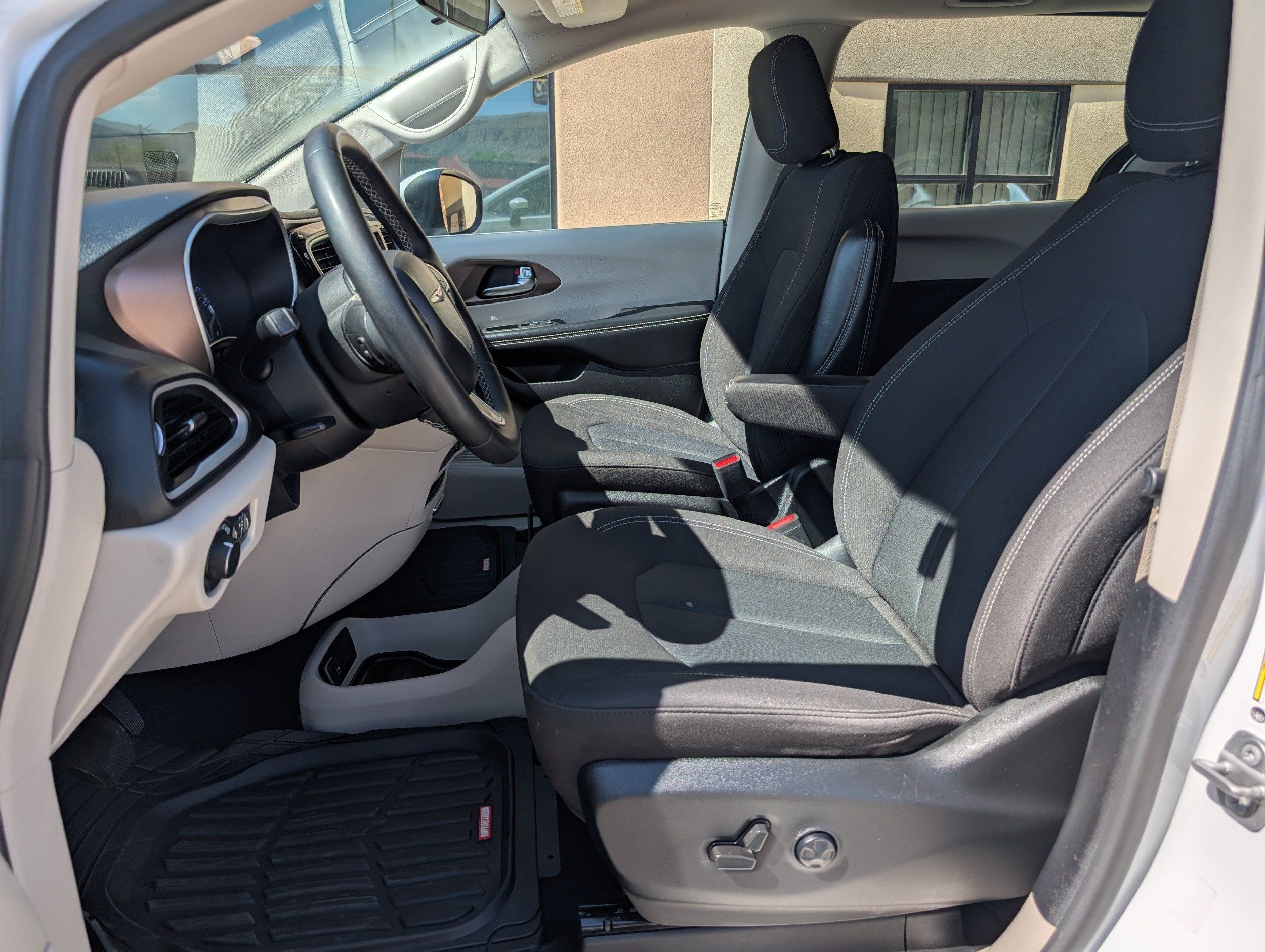 2022 Chrysler Voyager LX - Photo 7