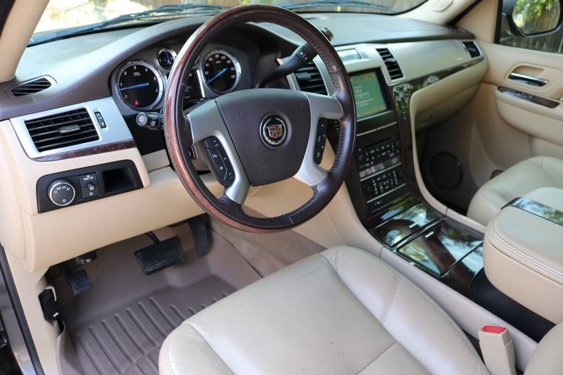 2011 Cadillac Escalade Photos