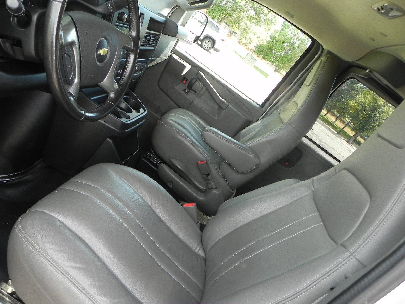2017 Chevrolet Express LS 3500 photo 12