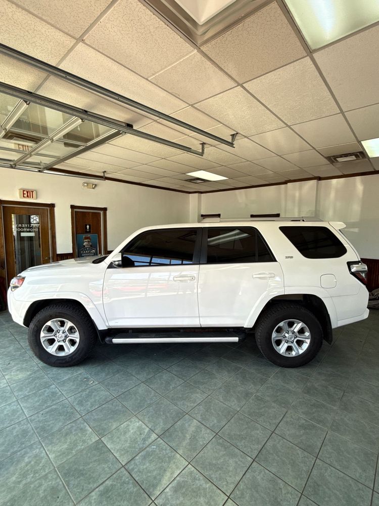 2017 Toyota 4Runner SR5 photo 4