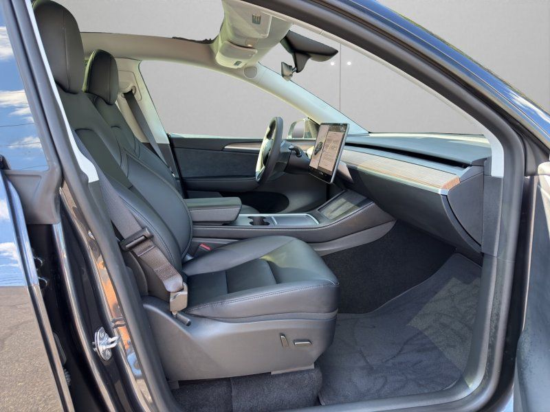 2025 Tesla Model Y Long Range photo 13