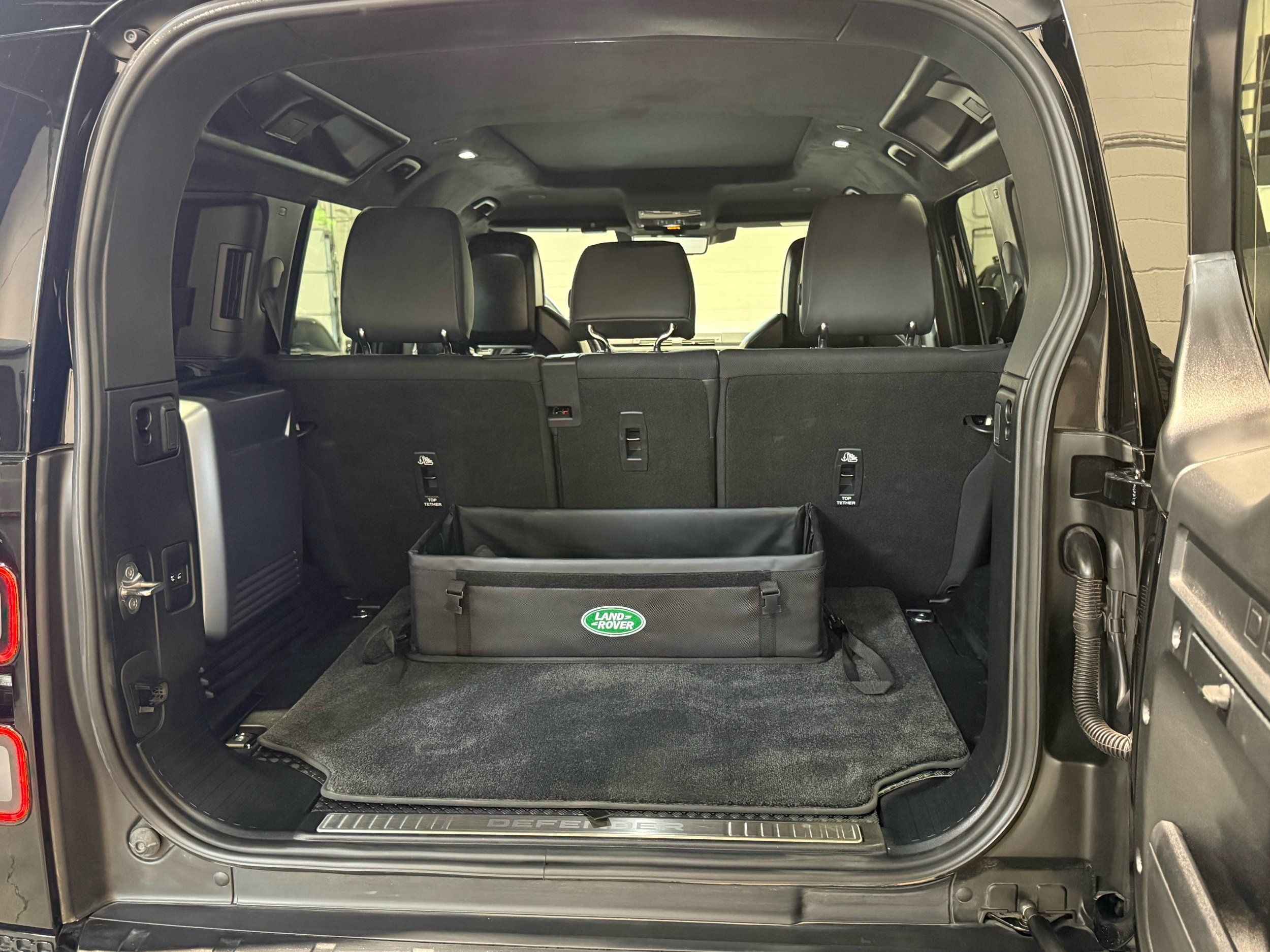 2026 Land Rover Defender P635 OCTA Black, photo 15