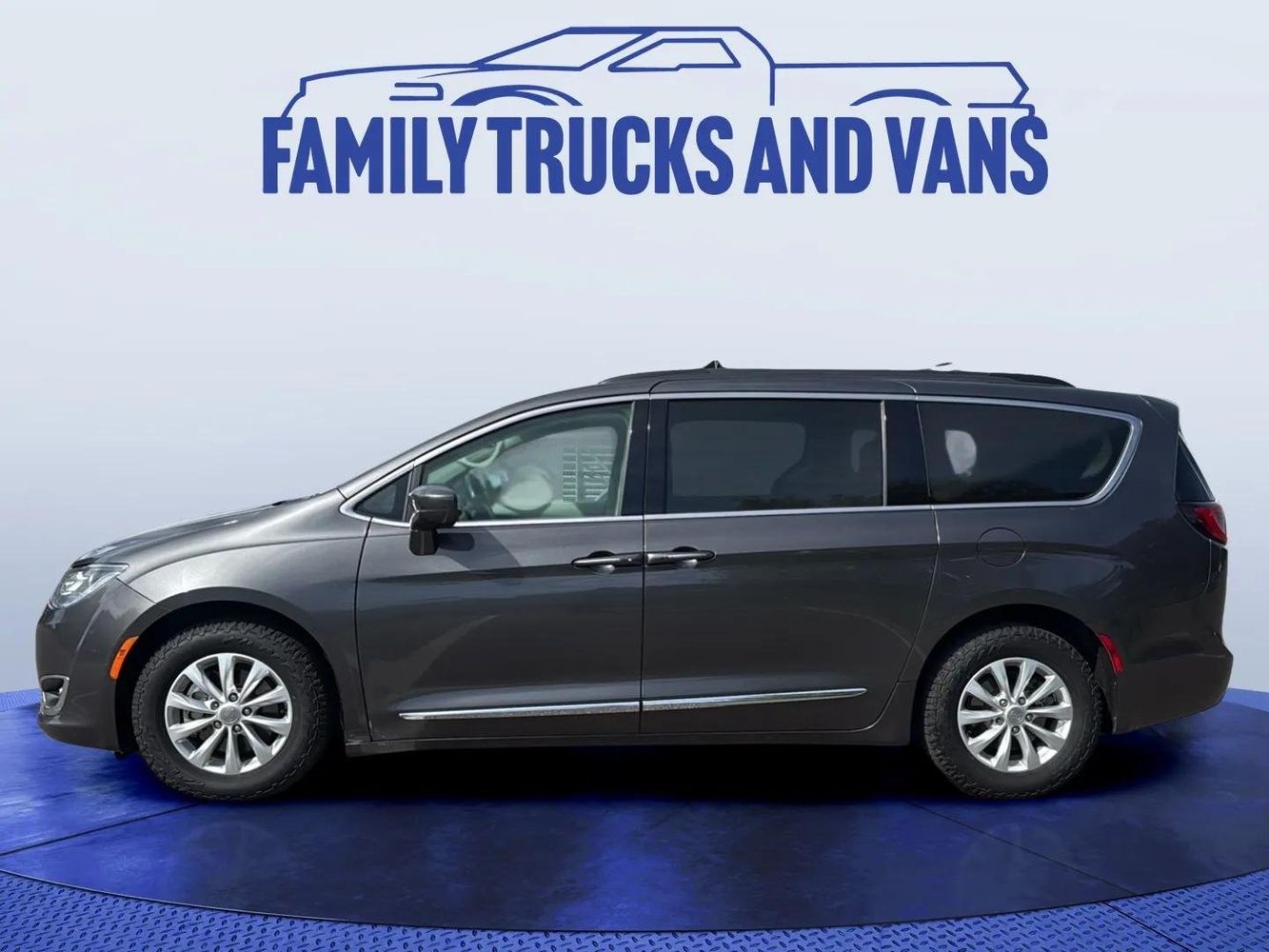 2017 Chrysler Pacifica Touring L photo 2