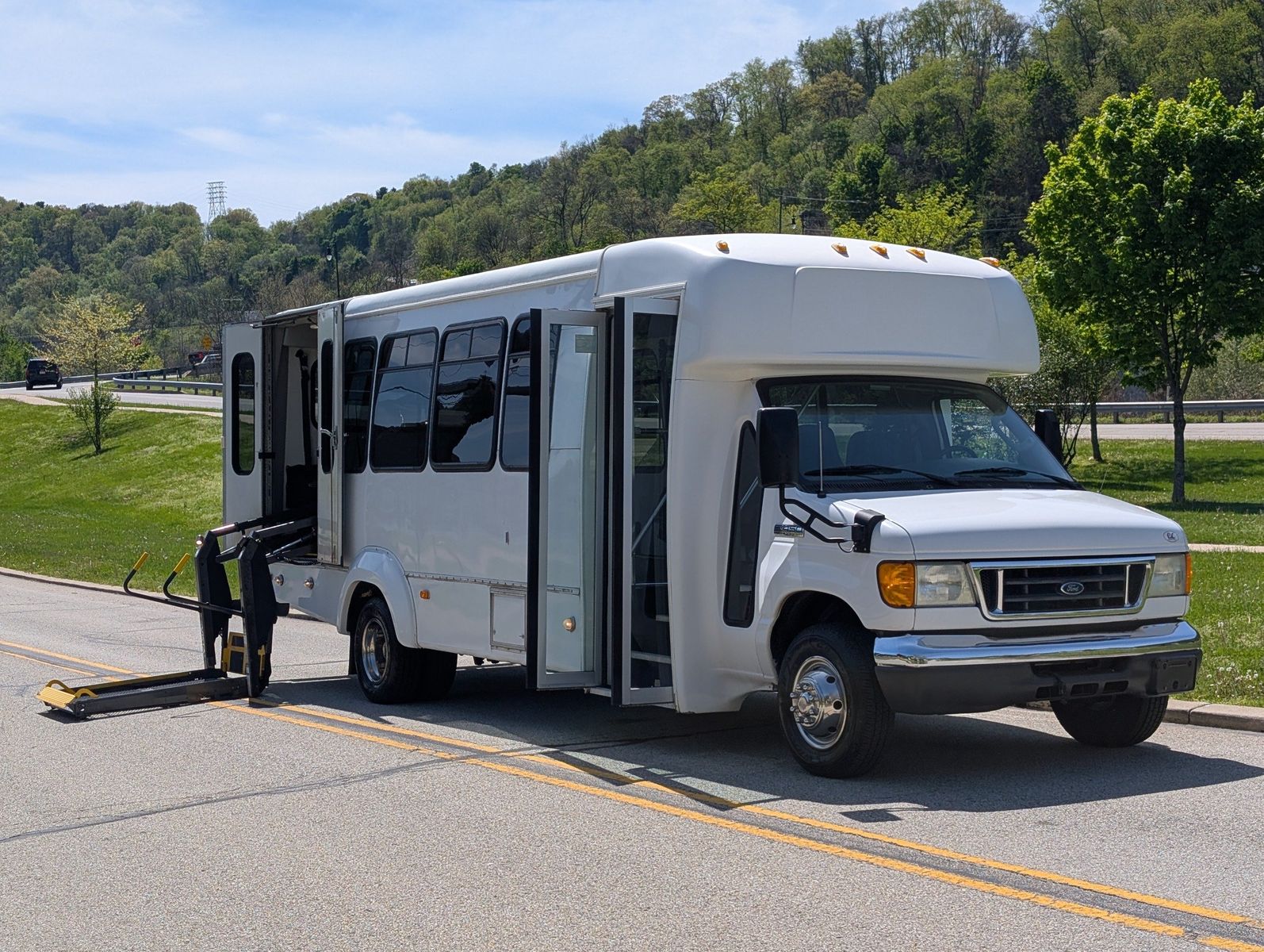 2007 Ford E-450 Cutaway 3