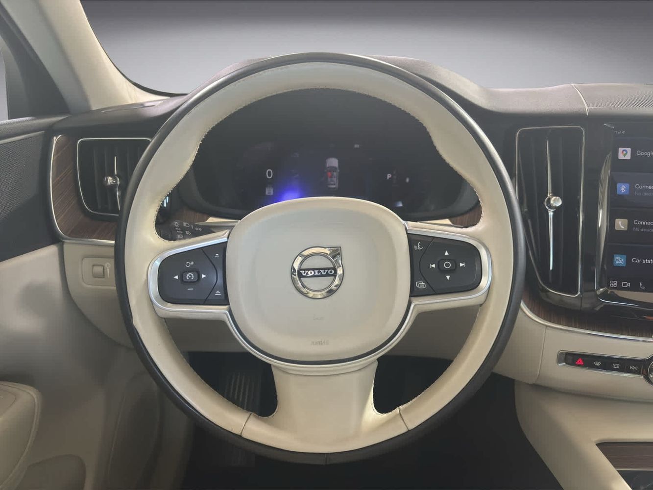 2022 Volvo XC60 B5 Momentum photo 16