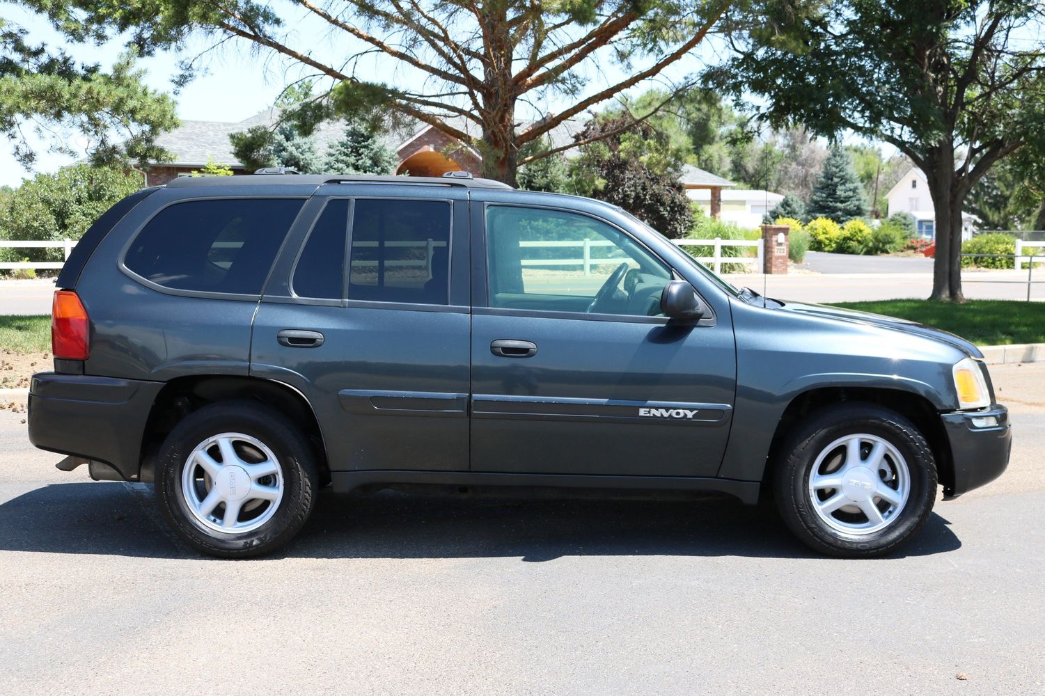 2004 GMC Envoy SLE | Victory Motors of Colorado