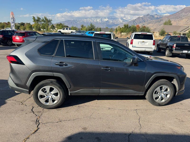 2021 Toyota RAV4 LE photo 6