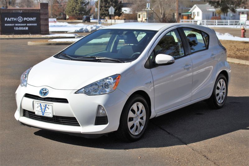 2014 Toyota Prius c Photos