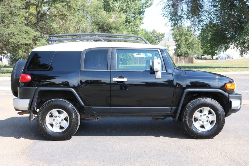 2010 Toyota FJ Cruiser Photos