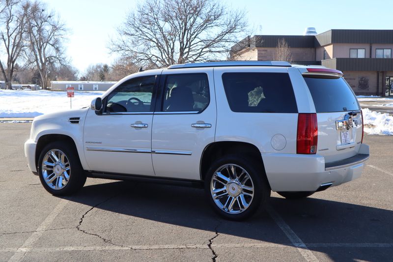 ハイグレード　キラキラ　もこもこ　カルサイト　Ｖ　勝利　ホワイト 2013 Cadillac Escalade Platinum Edition | Victory Motors of Colorado