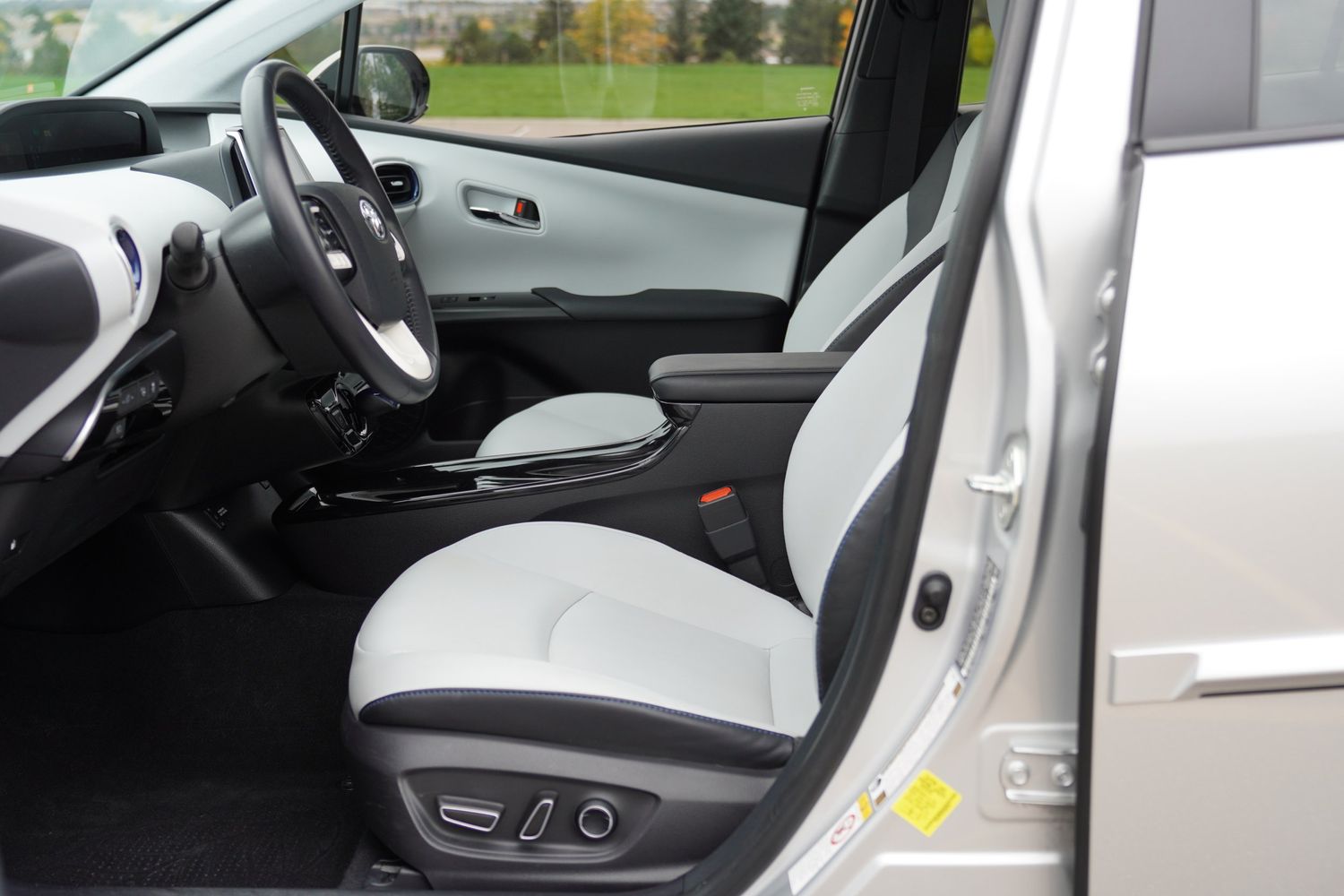 2018 Toyota Prius Four Touring photo 9