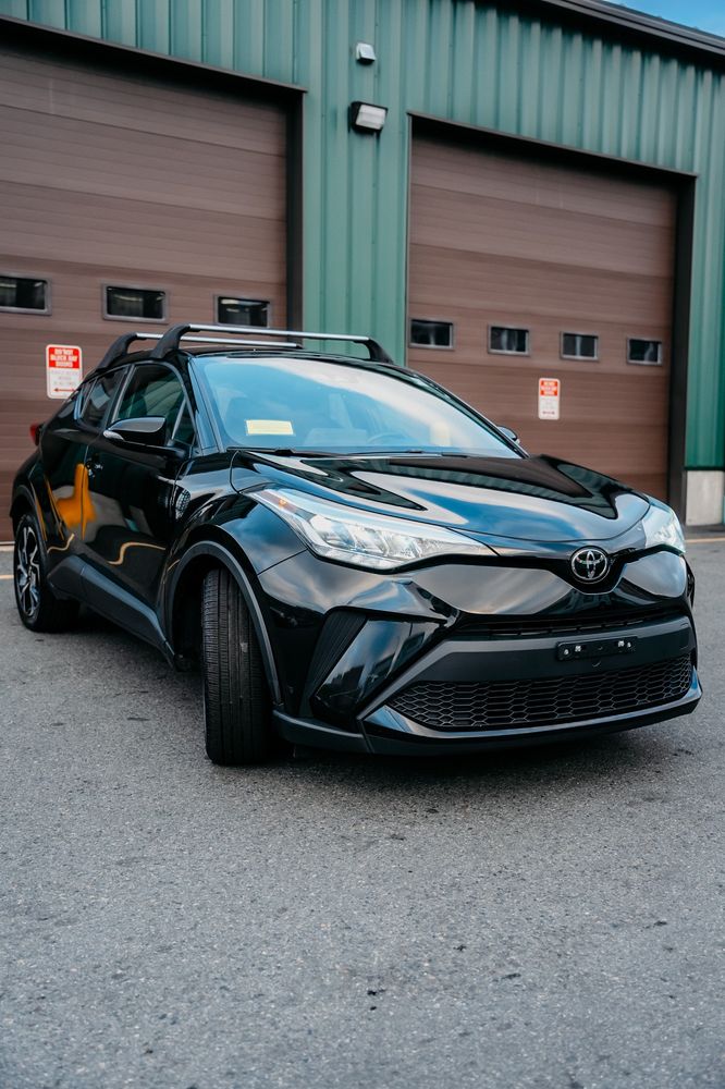 2022 Toyota C-HR XLE photo 2