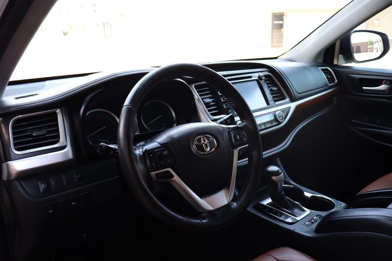 2017 Toyota Highlander Hybrid Limited | Victory Motors of Colorado