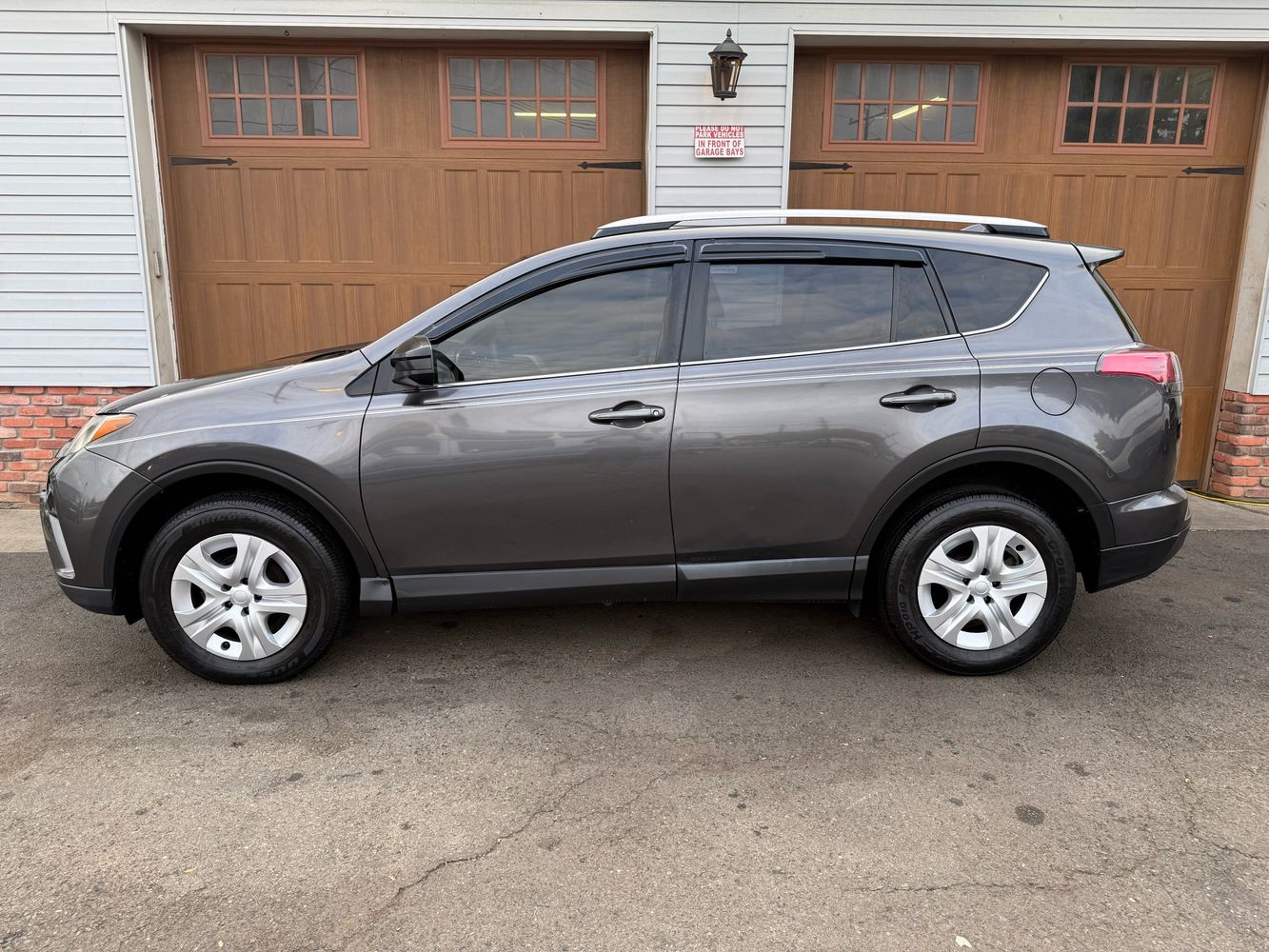 2016 Toyota RAV4 LE photo 7