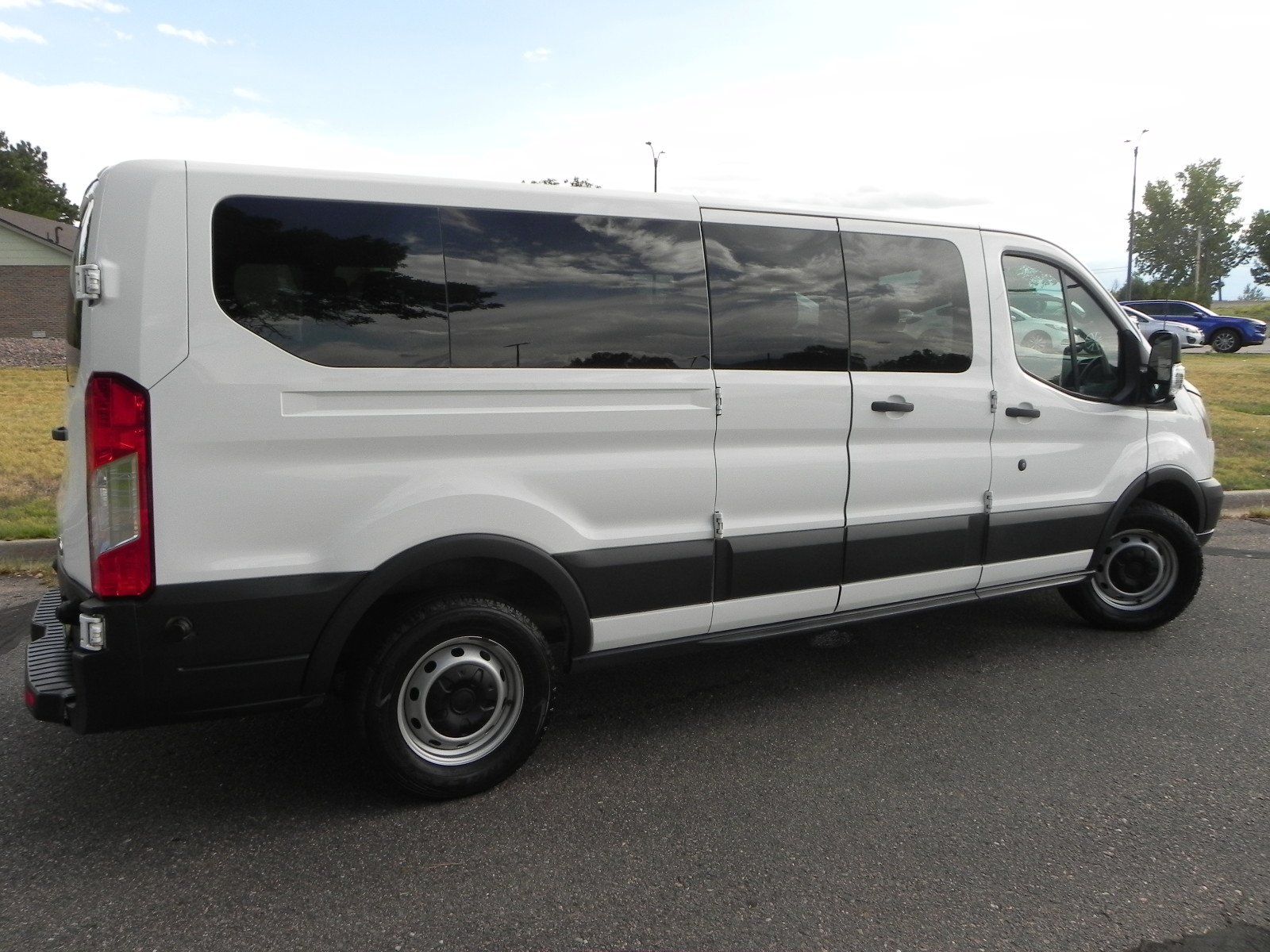 2017 Ford Transit Passenger XL photo 2