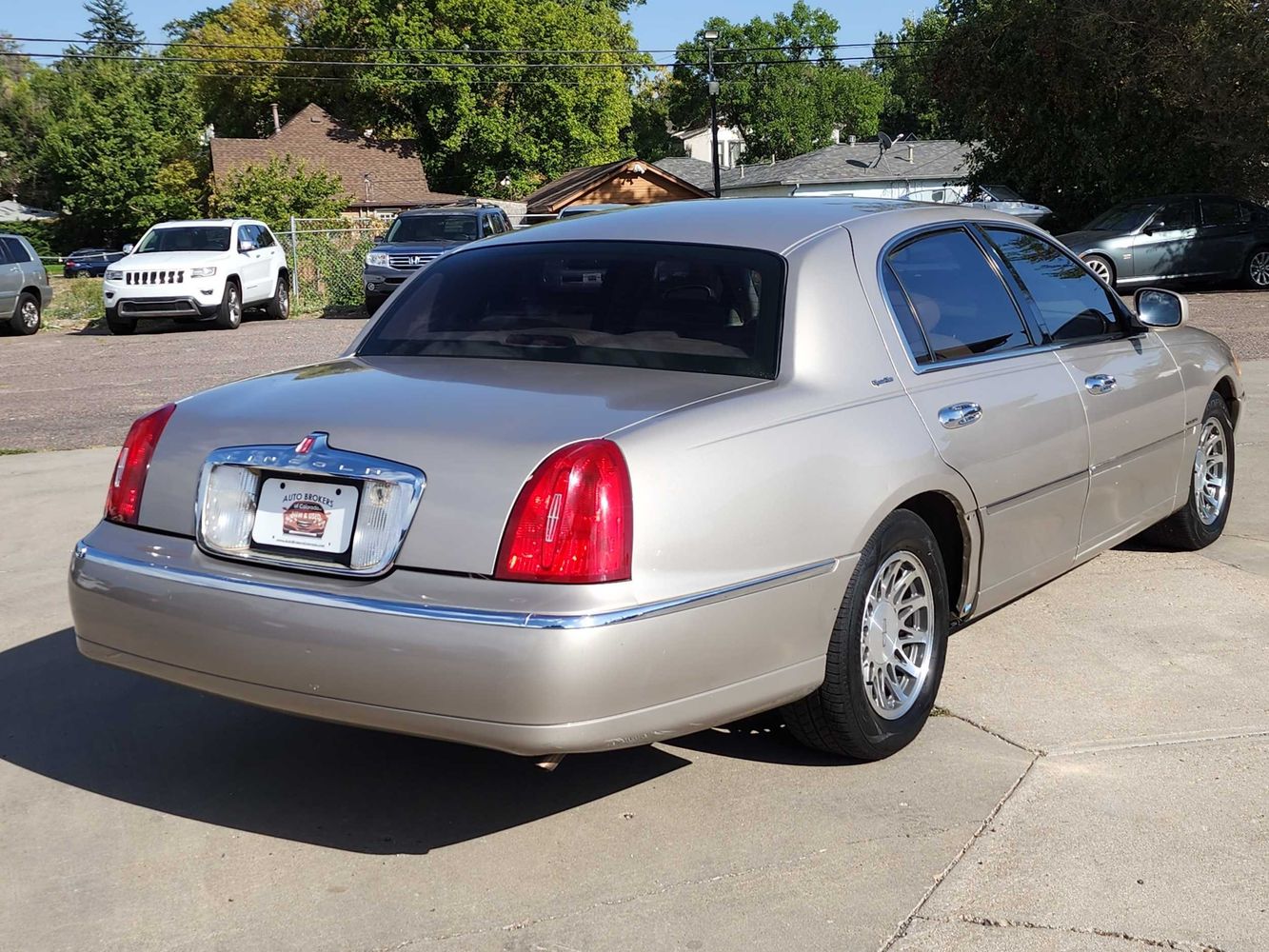 2002 Lincoln Town Car Signature photo 5