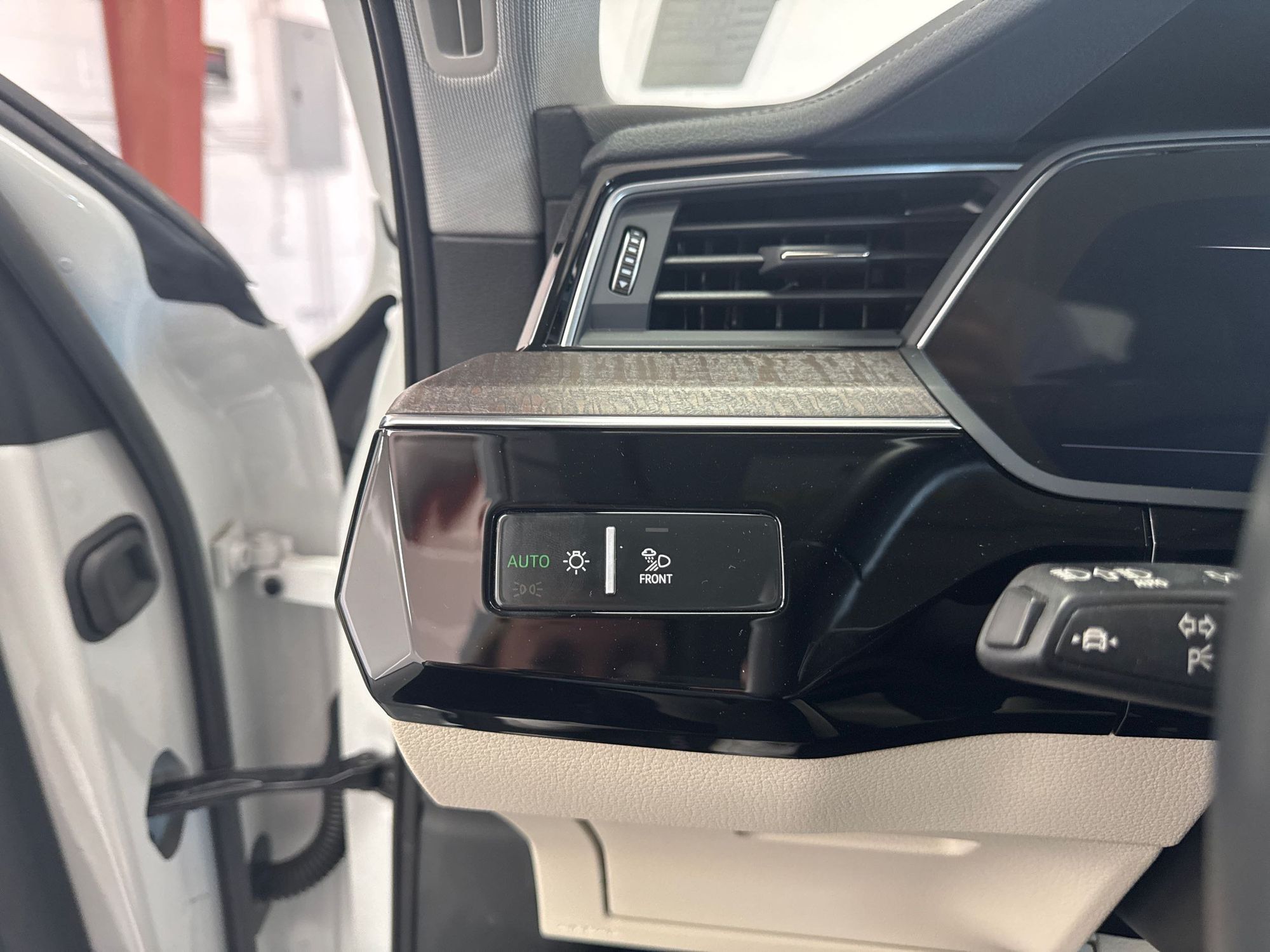 2022 Audi e-tron Premium Plus photo 11