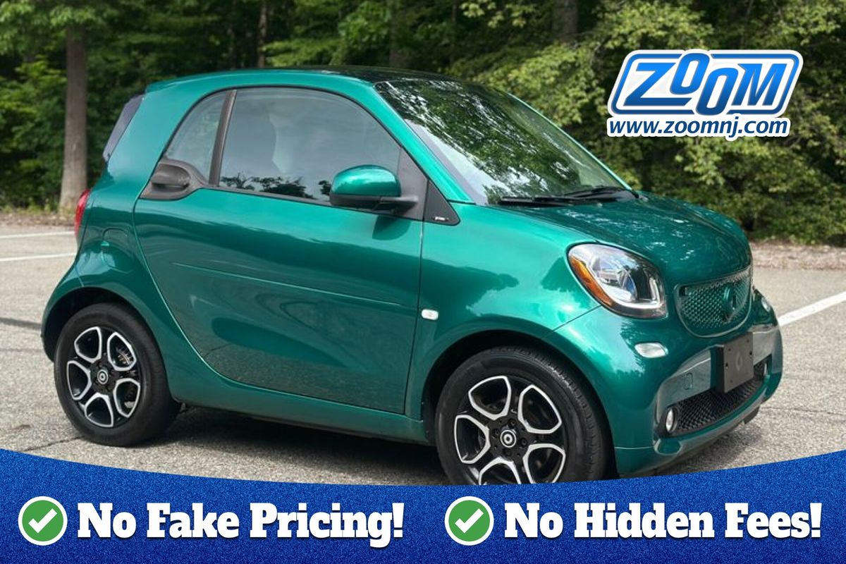 Green 2017 smart fortwo Hatchback Rear-Wheel Drive 6-Speed Automatic